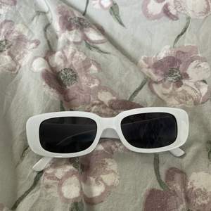 Ett par vita solglasögon. Dom kostar 40 kr och det är fri frakt! 💕