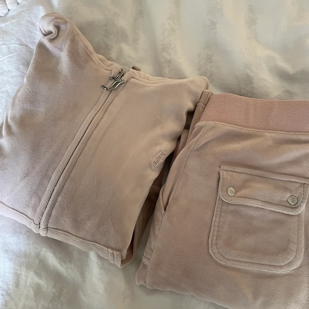 Säljer mitt juicy couture som är i färgen gammel rosa  det då det inte kommer till användning, S på byxorna och M på tröjan. 1500 + frakt💗. Jeans & Byxor.