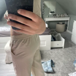 Nakd kostymbyxor strl 34 - Säljer prillans nya kostymbyxor nu perfekt till sommaren , det har använts en gång men är fortfarande i nyskick😇väldigt tunna och sköna men ej genomskinliga!!