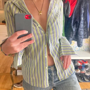 Skjorta  - Fin sommar skjorta i bra skick😊 köparen står för frakten på 50 kr