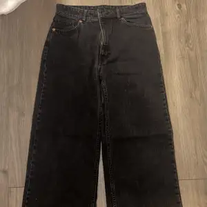 Säljer ett par svarta vida jeans från Monki! De är i storlek 27 och är använda men i fint skick:)