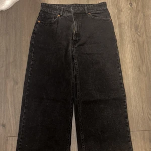 Svarta vida jeans  - Säljer ett par svarta vida jeans från Monki! De är i storlek 27 och är använda men i fint skick:)
