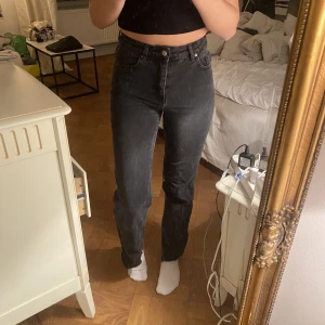 Svarta raka jeans - Svarta raka jeans, passar i längden på mig som är 165cm lång. Skriv i meddelande om du är sugen på att köpa fler av jeansen jag lagt upp så kan vi diskutera ett billigare pris