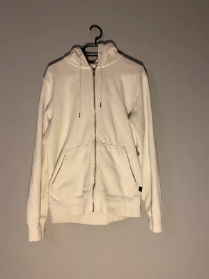 Vit zip Jack & jones - Vit zip hoodie från Jack and Jones som är använd ett tiotal gånger men ej använd på länge. Pris går att diskutera 🤝