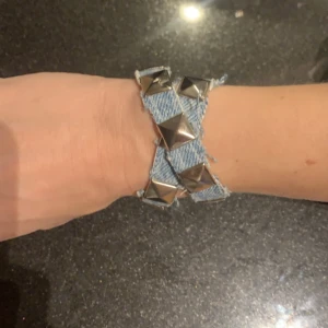 Nit arband  - Hej vi har ett företag såm säljer nit arband och den vita är tyvärr slut nu men kommer snart ett arband kostar 85kr och ett dubbel arband kostar 120kr på TikTok heter vi :Nit_a_c_i❤️❤️