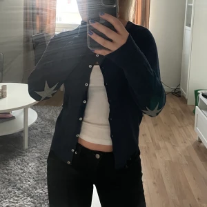 Mörkblå kofta! - En mörkblå kofta med snygga detaljer i form av stjärnor på armbågarna. Märket är Culture och köpt på Zalando och knappt använd. Storlek S och säljer för 130!