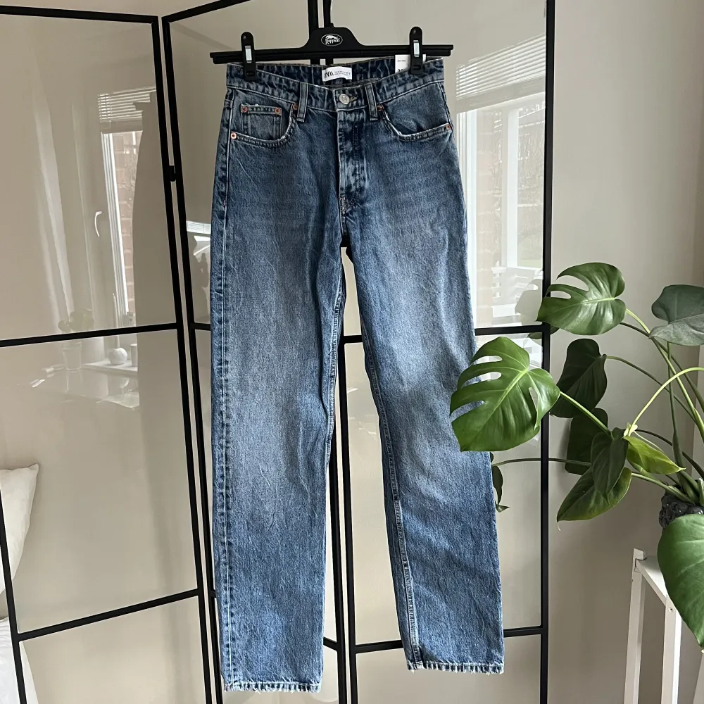 Säljer dessa Mid/Low Waist Jeans i storlek 36 från Zara som inte säljs/finns på hemsidan längre. Jeansen är oanvända med prislapp och är nytt skick!. Jeans & Byxor.