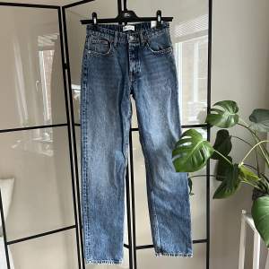 Säljer dessa Mid/Low Waist Jeans i storlek 36 från Zara som inte säljs/finns på hemsidan längre. Jeansen är oanvända med prislapp och är nytt skick!