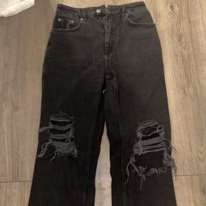 Säljer ett par svarta jeans men hål i knäna, de är ifrån NA-KD och i storlek 36:)