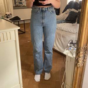 Snygga blåa jeans från weekday. Passar i längden på mig som är 165cm lång. Skriv i meddelande om du är sugen på att köpa fler av jeansen jag lagt upp så kan vi diskutera ett billigare pris.