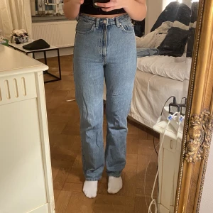 Weekday rowe jeans - Snygga blåa jeans från weekday. Passar i längden på mig som är 165cm lång. Skriv i meddelande om du är sugen på att köpa fler av jeansen jag lagt upp så kan vi diskutera ett billigare pris.