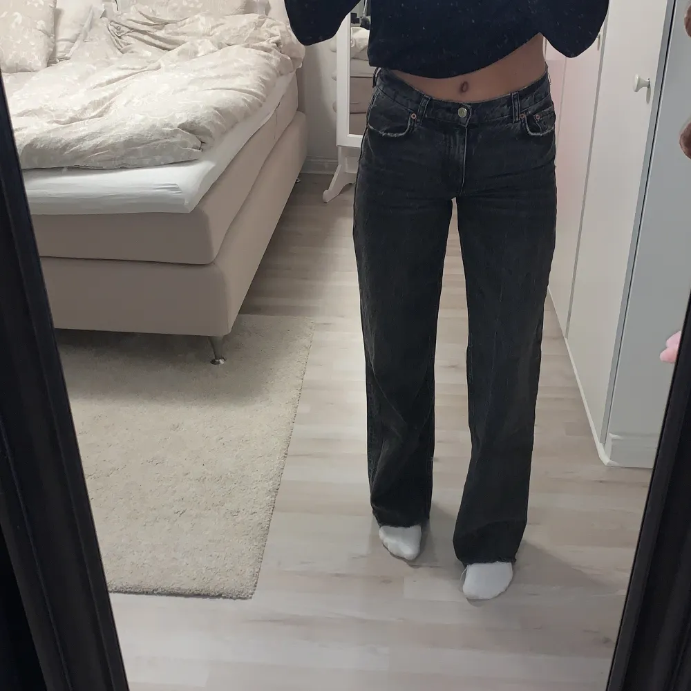 Grå jeans från Zara i modellen midrise. Nyskick 😍 Storlek 36, passar mig som är 170 cm lång. Jeans & Byxor.