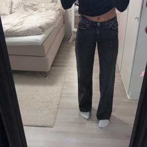 Grå jeans från Zara i modellen midrise. Nyskick 😍 Storlek 36, passar mig som är 170 cm lång