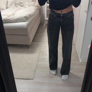 Midrise jeans Zara - Grå jeans från Zara i modellen midrise. Nyskick 😍 Storlek 36, passar mig som är 170 cm lång