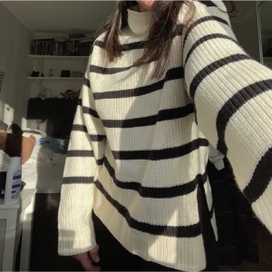 Stickad tröja - Stickad tröja från Nakd, storlek xxs men passar mig som brukar ha S, lite oversize. 