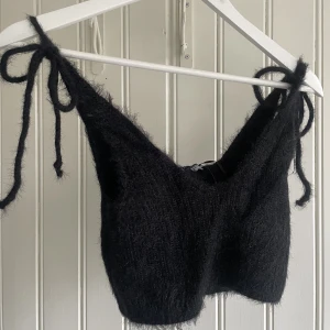 Stickad top - En svart stickad kort topp från Zara. Köpt för ca 3 år sen men aldrig använd. Jättemysig och fin på sommaren eller till fest. Strl S. Prislapp kvar.