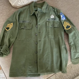 US army skjorta  - Hej! Tänkte sälja min militär skjorta i fint skick 