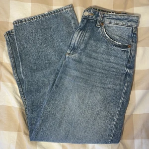 Monki jeans - Ett par jeans från Monki i modellen ”mozik”. Midjan är medelhög, och benen är raka. De är i storlek 26, och passar mig som har S/36. De är i fint skick. Hör av er om ni har några frågor!