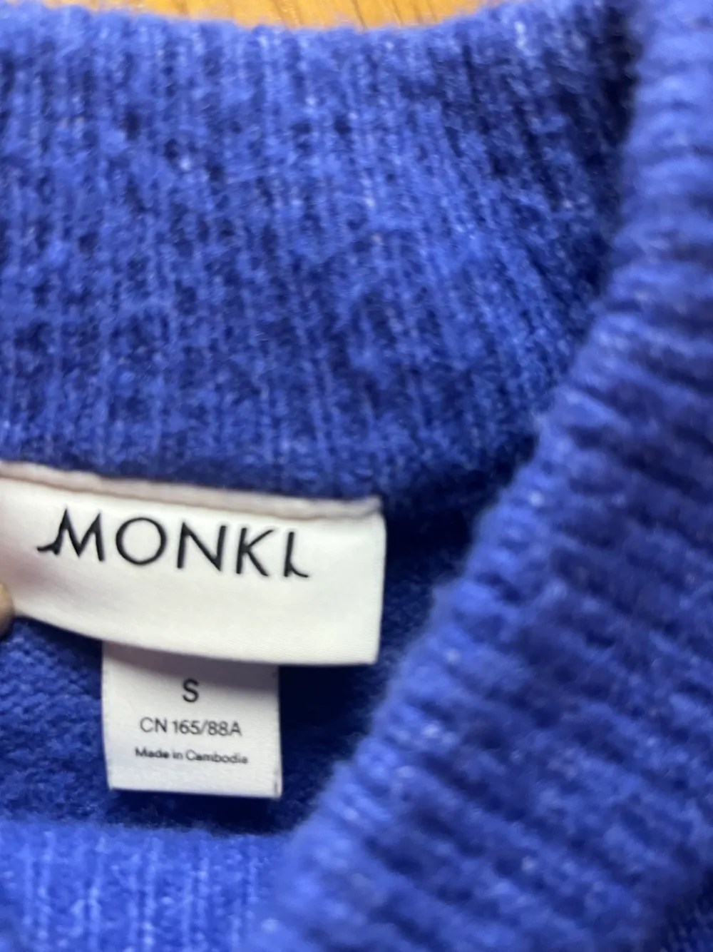 Väldigt fin och skön tröja från monki!❤️‍🔥säljer pga lite användning, sista bilden är samma tröja men annan färg!❣️❣️. Stickat.