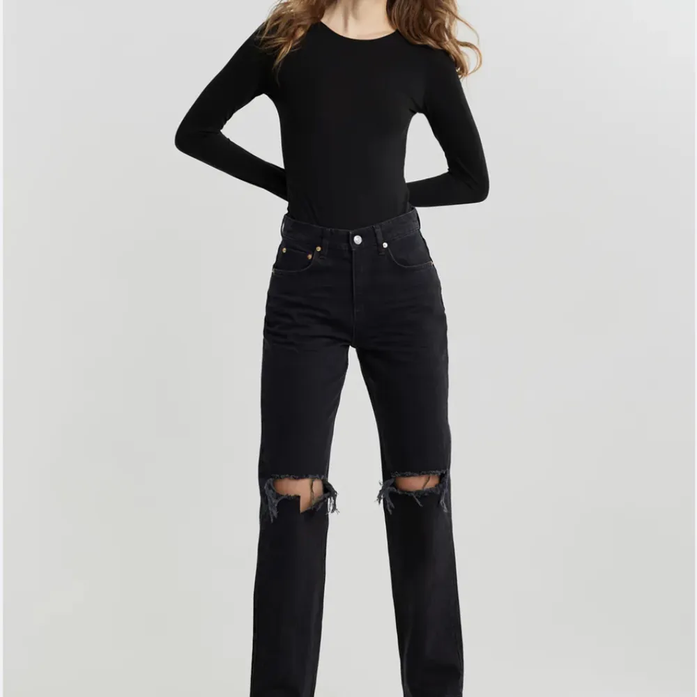 Svarta 90’s jeans från Bikbok i storlek 34. Jeans & Byxor.