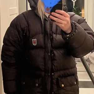 Fjällräven xxxs (S) - Säljer min supersköna varma mörkbruna fjällrävenjacka expedition (äldre modellen som är unisex, därav att xxxs är stor i strl & som en jacka i strl S).  Finns en liten lagning på ena armen, se bild. Kemtvättad en gång. Finns på fler sidor. Kan skickas.