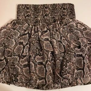 Kjol - Kort kjol som även kan användas till att ha som en topp💕