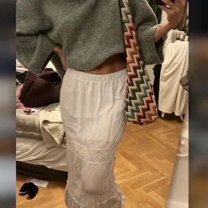 Långkjol   - Finaste långkjolen som passar till allt!! Beroende på hur högt man vill ha den i midjan ändras längden såklart men det går att vika den i midjan så som jag gjort på andra bilden! 💓 nypris 1495kr