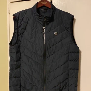 ARMANI VÄST  -  Hej säljer nu min Armani väst den är väldigt bra skick använt fyra till fem gånger, köptes i somras men har inte användning av den längre priset går att diskutera så det är helt enkelt en skön väst med inga skador. Hör av er!