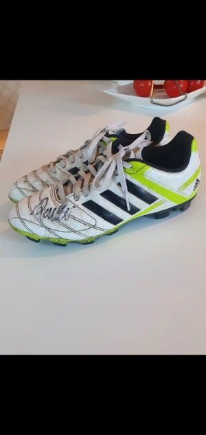 Fotbollsskor Adidas stl 40 - Säljer mina gamla fotbollsskor stl 40. Signerade av Thomas Ravelli.