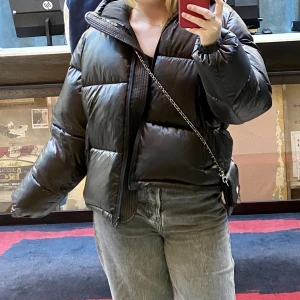 Jacka  - Säljer en pufferjacka från hm kollektionen där man kunde designa den själv. Strl 36. Några små defekter men inget som är speciellt märkbart. Nypris 799kr. Köpare står för frakt💗