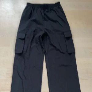 Cargo pants  - Säljer dessa fina cargo pants i ett bra skick. Dom är i Medium men skulle säga att dom sitter som Small❤️ Skriv till mig om du vill ha mer information osv❤️