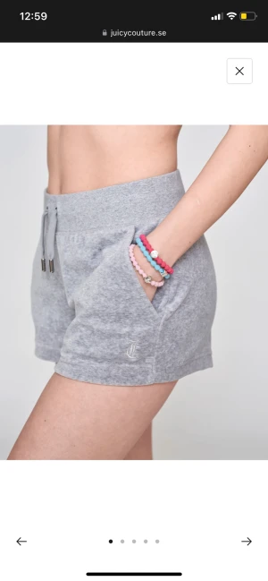 Gråa Juicy Couture Shorts - Nyskick! 1 metallbit på en av snörena saknas, därav priset👍Använda Max 1 gång, Inga fickor på rumpan.  Nypris: 600kr. Frakt: 66kr spårbart. 70-80 cm i midjan fast man kan spänna med störena, stretchiga.
