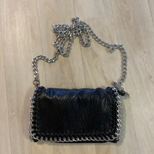 Handväska  - Säljer min tiamo väska eftersom den inte kommer till användning. Den är sparsamt använd och bra skick. Köpte för 450 men säljer för 300, om fler är intresserade säljer jag till den som budar högst!💕