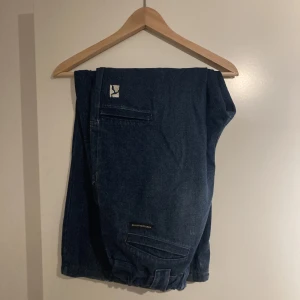 Poeticcollective - Säljer mina gamla skate brallor, lite slitna men frf i fint skick. 