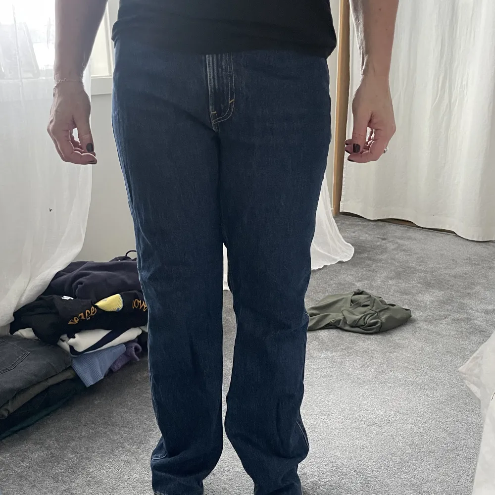 Coola Weekday jeans i en mörkblå färg i modellen Rowe. Dom är i storlek 29/32 men passar även dom med mindre storlekar. Gick upp en storlek och dom sitter jätte bra.. Jeans & Byxor.