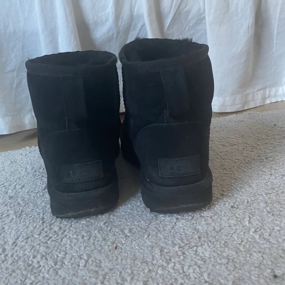 Säljer mina svarta låga uggs i storlek 38. Använda ett fåtal gånger. Lite creasade där fram annars knappt synliga tecken på användning. köpta för 1949kr.. Skor.