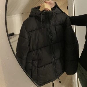 Vinterjacka - Svart tjock vinterjacka från h&m som inte kommer till använding längre! Den är i ett super skick!🥰🙏🏼