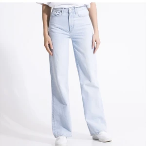 Jeans - Jag säljer desssa ljusblå jeans från Lager 157 då det fallit mig ur smaken🤍 Väldigt fint skick, endast använda ett fåtal gånger🤍 Inte min bild!