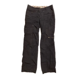 Mörkblå cargo byxor  - fina cargo byxor som inte kommer till användning längre! Köparen står för frakt!