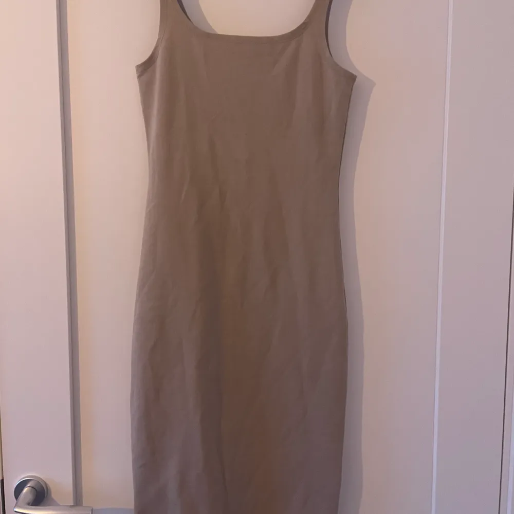 En beige sommar klänning i storlek xs. Ett bra basis plagg att ha i garderoben. Jag har använt denna max 2 ggr.. Klänningar.