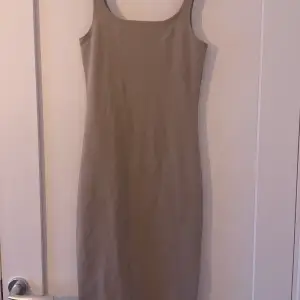 En beige sommar klänning i storlek xs. Ett bra basis plagg att ha i garderoben. Jag har använt denna max 2 ggr.