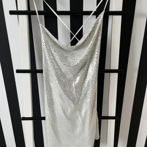 Sommar klänning  - Liten fin sommarklänning  Vit och silver glittrig Storl M Pris 135kr Frakt tillkommer 