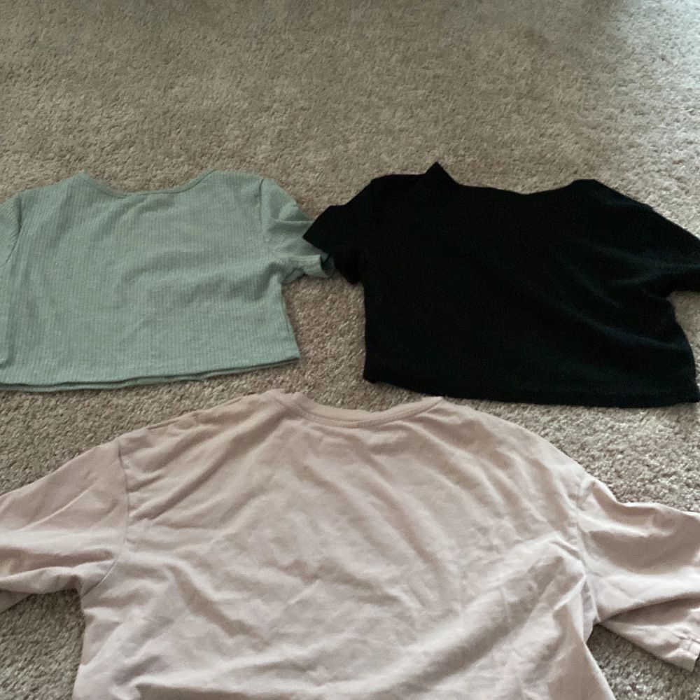 Tre magtröjor som är i ganska fint skick använda ibland. Grå tröja: st 140 Rosa tröja: st 158 svart tröja: st 152. Toppar.