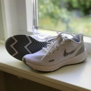 Nike storlek 35,5 - Helt nya oanvända skor då jag köpte en för litan storlek. 