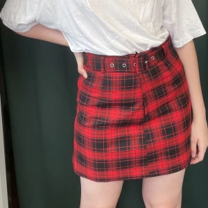 Cool svartrödrutig kjol - En rak kjol i svart och rödrutigt tyg. Matchande bälte inkluderat :)