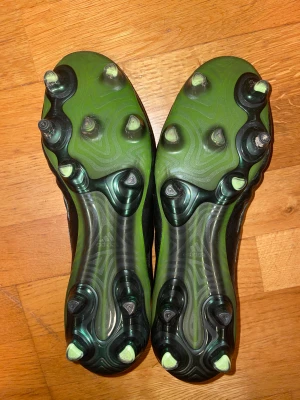 Adidas Copa 19+ - Använda 1 gång. Funkar på gräs och konstgräs lika bra. Skorna är slutasålda överallt och väldigt bekväma. Nypris 2700 kr. Pris kan diskuteras. Pris kan diskuteras vid snabb affär!