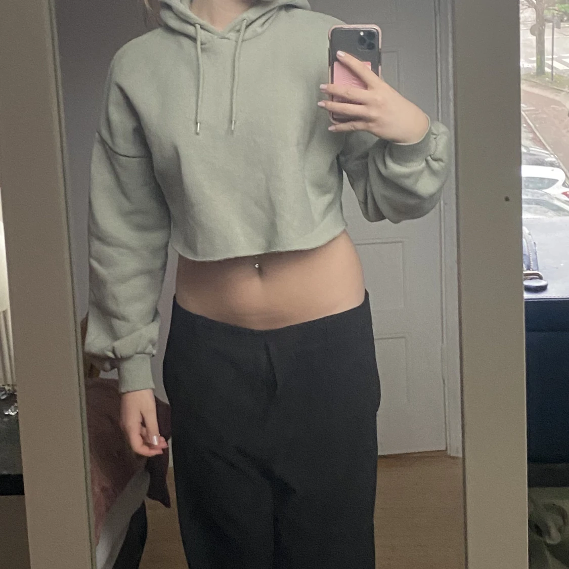 Cropped hoodie i perfekt grön färg - 91