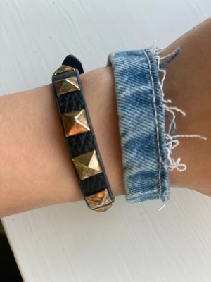 Copenhagen  - Copenhagen är ett av våra tjockare armband med fjädrar vid den ena kanten. Visar även sett hur man kan styla Copenhagen på💕