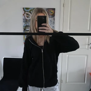 Ziphoddie  - Svart ziphoddie från H&M i storlek xxs men sitter som en xs-s 💓