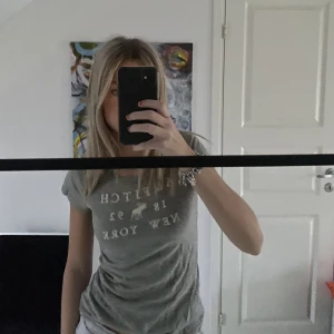 T-shirt  - Grå super mjuk t-shirt från Abercrombie & Fitch. Storlek XS. 💓